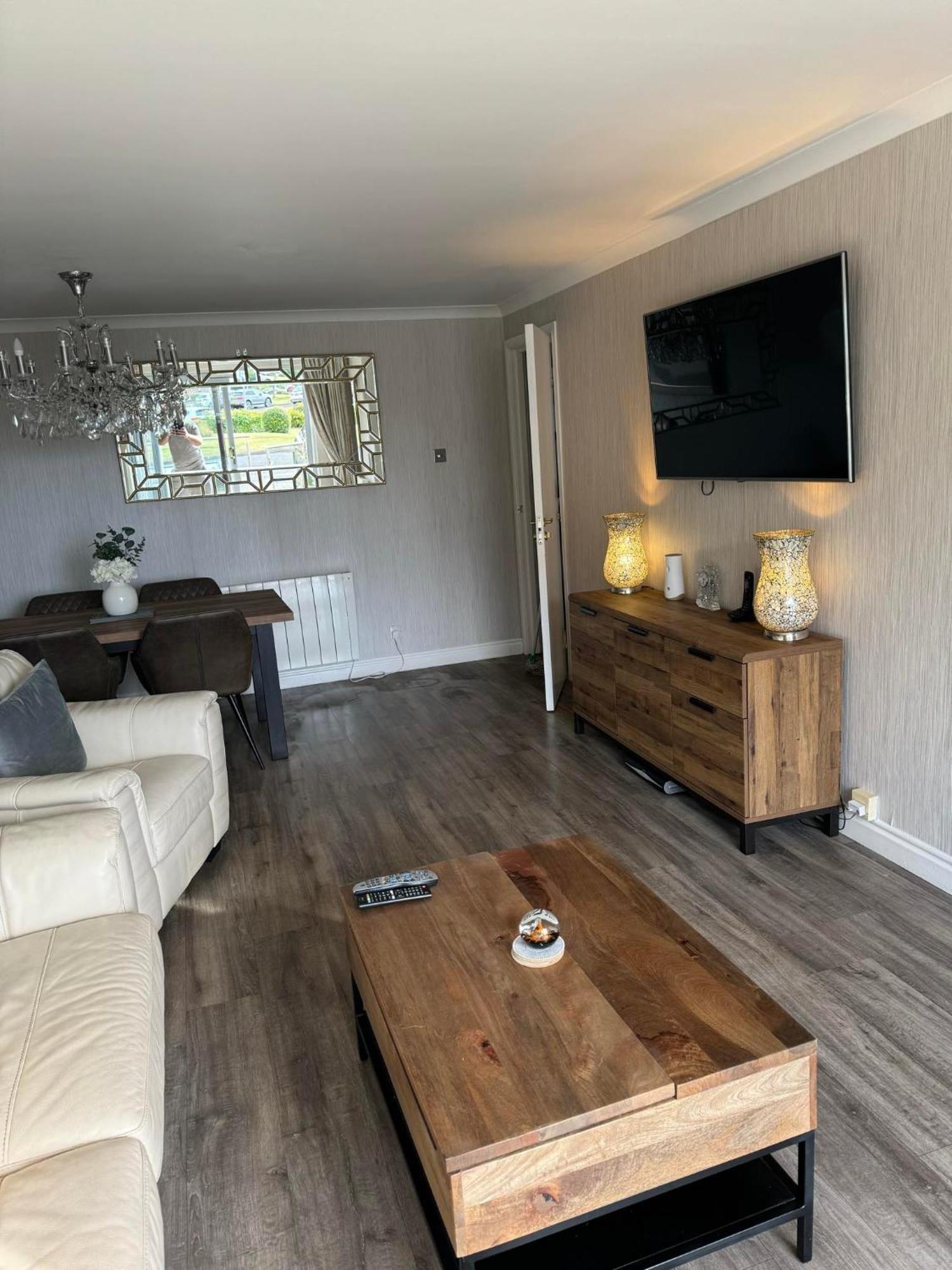 Largs Sea Front, Modern Apartment Bilik gambar